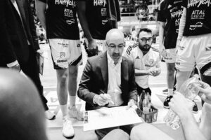 Frank Vitucci spiega ai giocatori durante un timeout