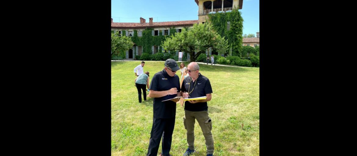 Foto di due Mental Coach che discutono, durante un'attività all'aperto