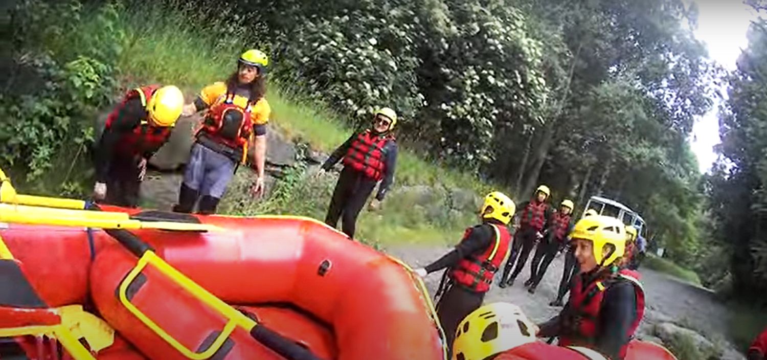 Foto di persone in procinto di iniziare un rafting