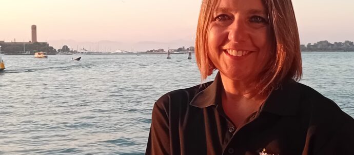 Foto di Monica Fontanive, in primo piano, davanti al mare